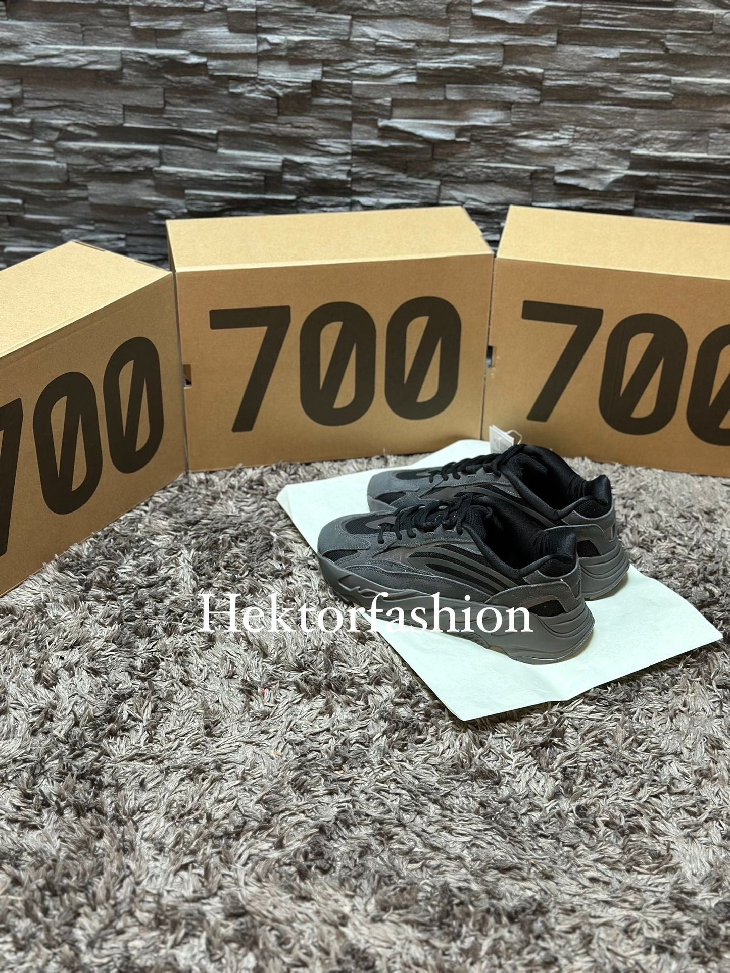 Yeezy Boost 700 V2 Vanta Sneakers