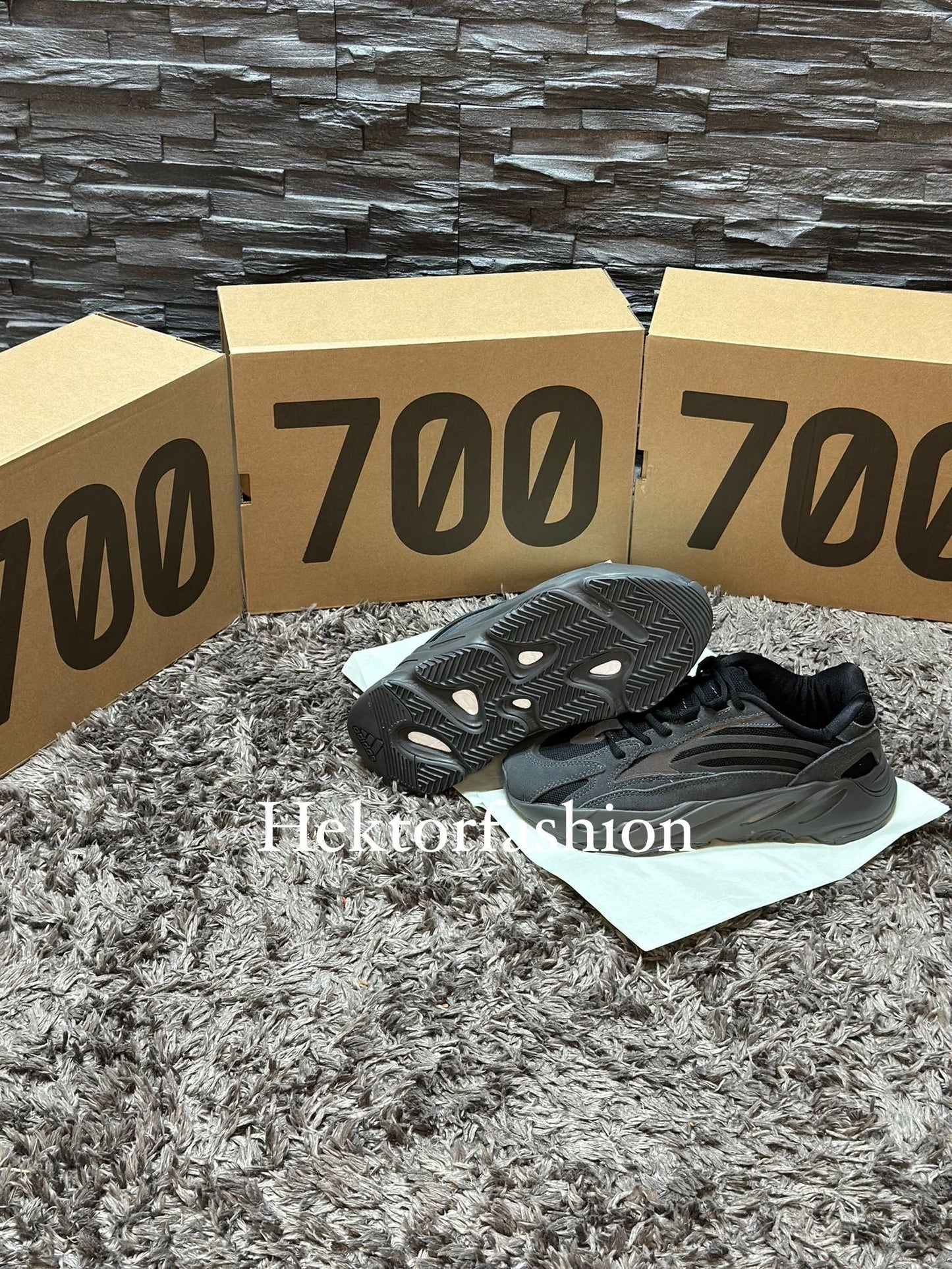 Yeezy Boost 700 V2 Vanta Sneakers