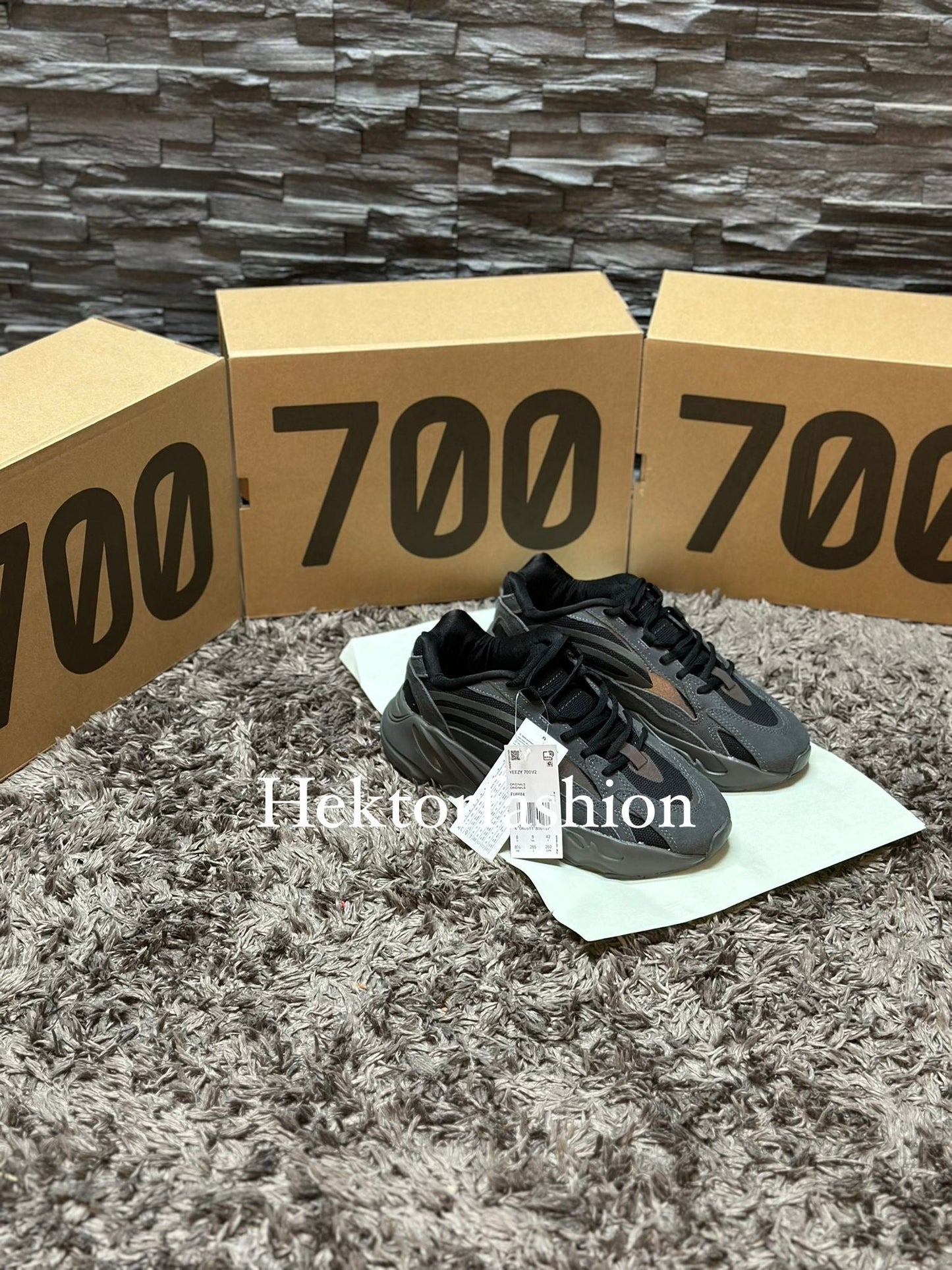 Yeezy Boost 700 V2 Vanta Sneakers